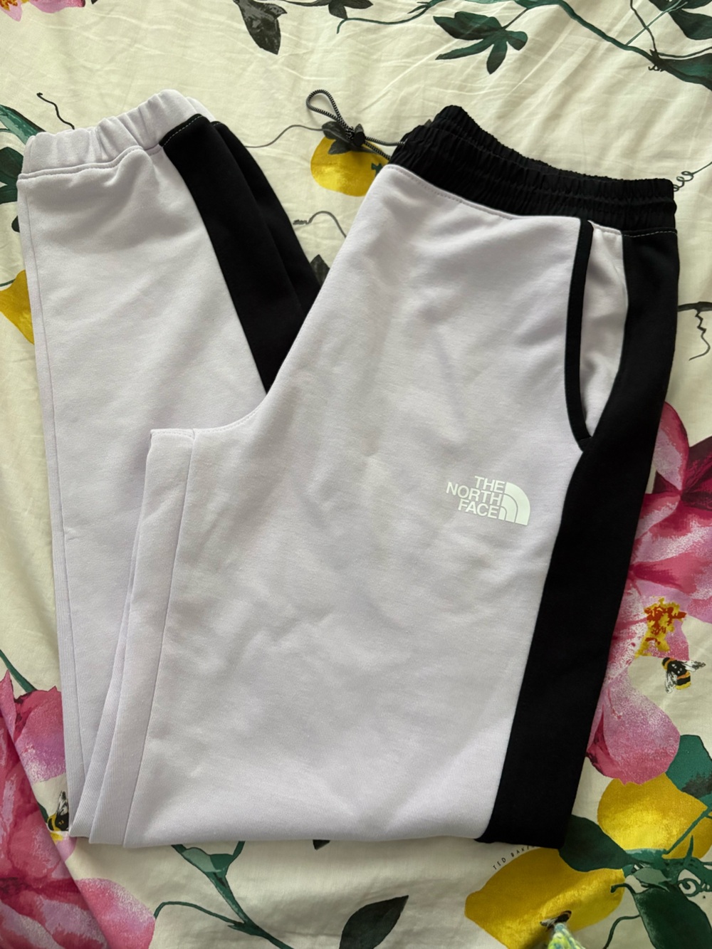Women’s The North Face Lilac and Black Sweats Size Medium